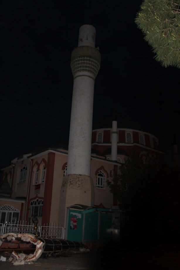 Fırtına minarenin alemini uçurdu, dolu üzüm bağlarını vurdu