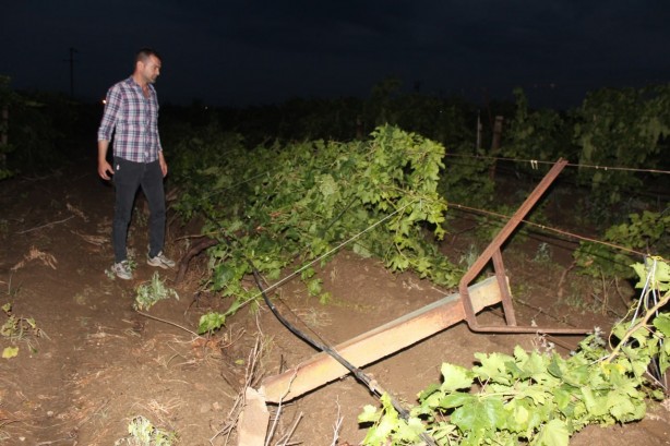 Foto - Fırtına minarenin alemini uçurdu, dolu üzüm bağlarını vurdu