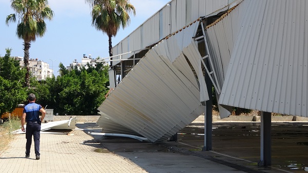 Foto - Fırtına minareyi devirdi: 2 yaralı