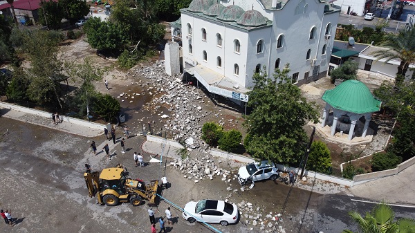 Foto - Fırtına minareyi devirdi: 2 yaralı