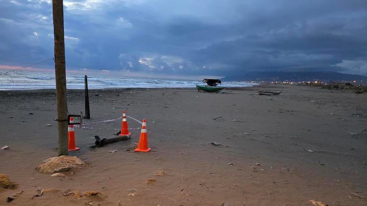 Foto - Fırtına sonrası Hatay'da sahile roket isabet etti! 