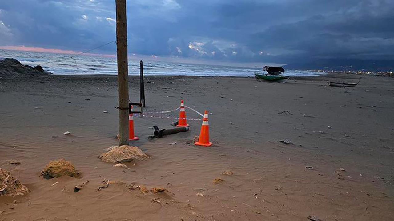 Foto - Fırtına sonrası Hatay'da sahile roket isabet etti! 