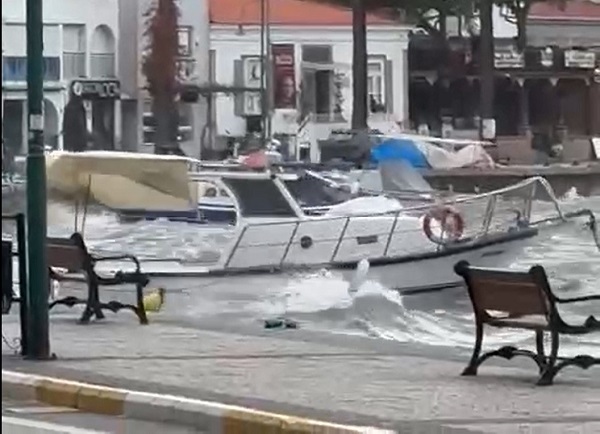 Fırtına tekneleri batırdı!