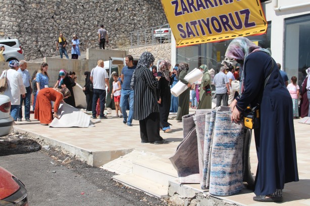 Foto - Fiyatı 3’te 1! Mağazaya hücum ettiren ucuzluk