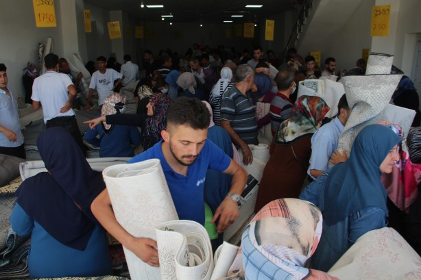 Foto - Fiyatı 3’te 1! Mağazaya hücum ettiren ucuzluk