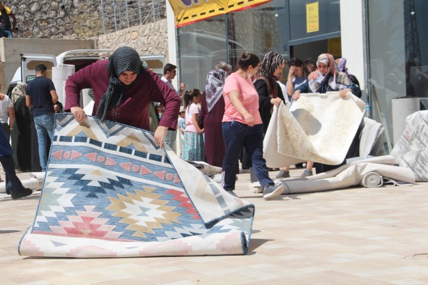 Foto - Fiyatı 3’te 1! Mağazaya hücum ettiren ucuzluk
