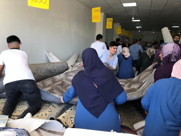 Foto - Fiyatı 3’te 1! Mağazaya hücum ettiren ucuzluk