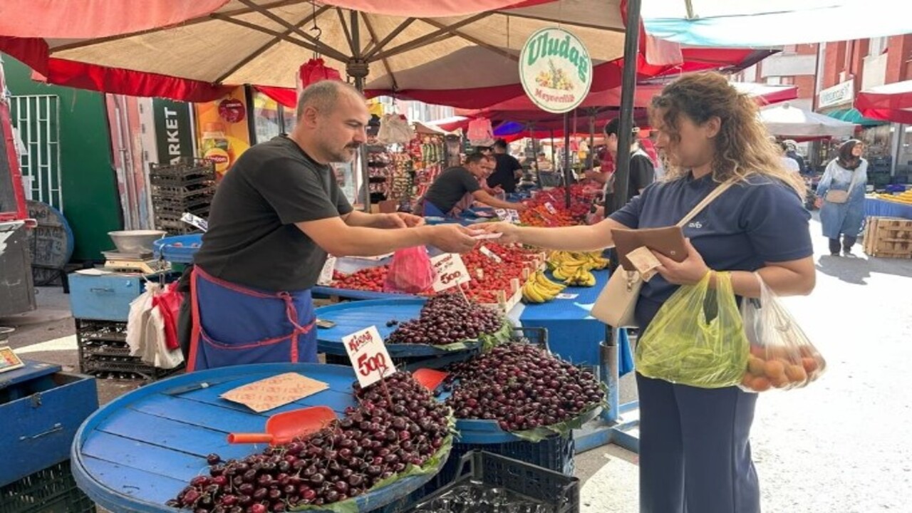 Foto - Fiyatlar düşmüyor artıyor! Vatandaş tezgahtaki kiraza uzaktan bakıyor