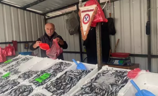 Foto - Fiyatlar düşüşe geçti vatandaşlar akın etti! İşte tezgahların en ucuz balığı: Tüm Türkiye'ye duyuruldu...