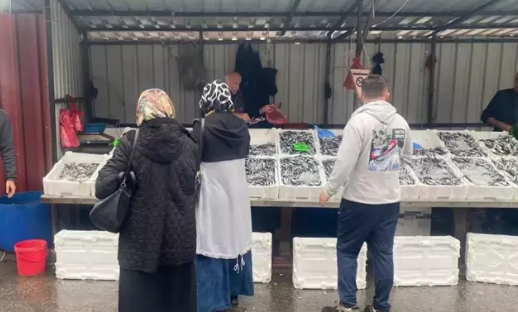 Foto - Fiyatlar düşüşe geçti vatandaşlar akın etti! İşte tezgahların en ucuz balığı: Tüm Türkiye'ye duyuruldu...