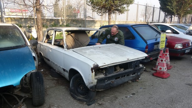 Foto - Fiyatlara ve yapılan zamlara kızdı! Efsane otomobilini ortadan ikiye kesip yapma kararı aldı
