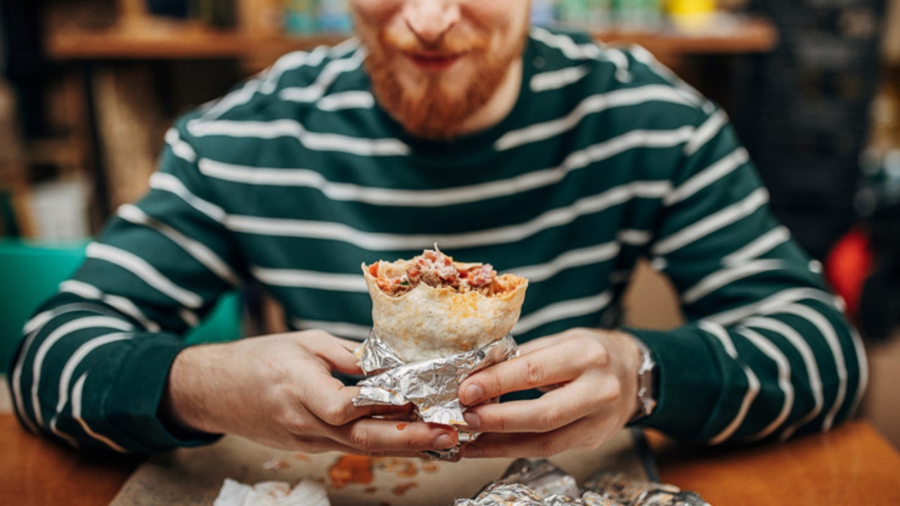 Fiyatlarda artış yapınca protesto edilmişti! Müşteri kaybeden fast-food devi 100 bin kişiye bedava yemek dağıttı