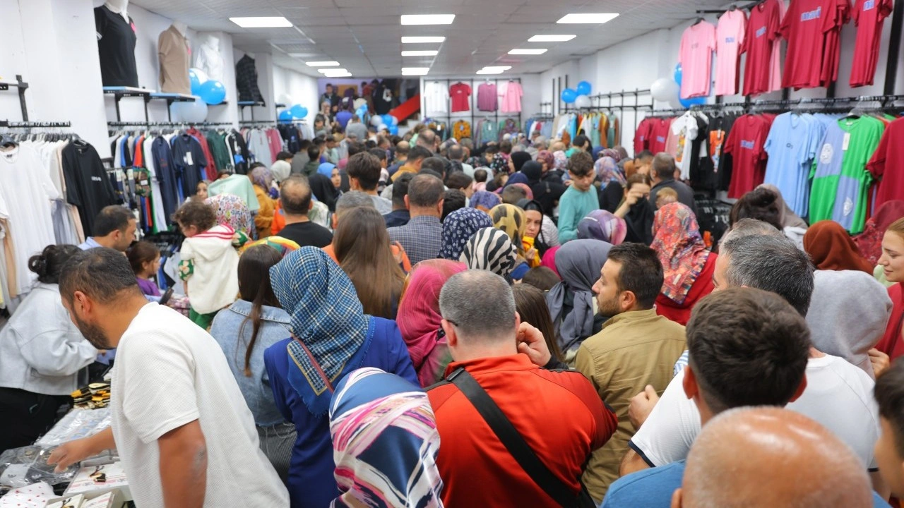 Foto - Fiyatları duyan oraya koştu! Mağazada büyük izdiham
