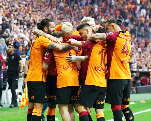 Flaş gelişme böyle duyuruldu... Galatasaray'a sürpriz sol bek!