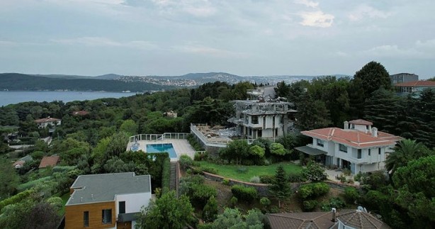Fondaş medyanın patronuna şok! Kaçak villanın yıkımına başlandı