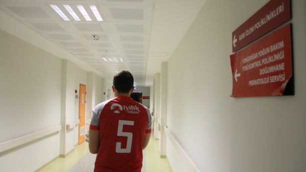 Formalarını giyiyorlar! İftar ve sahurda yardım ediyorlar