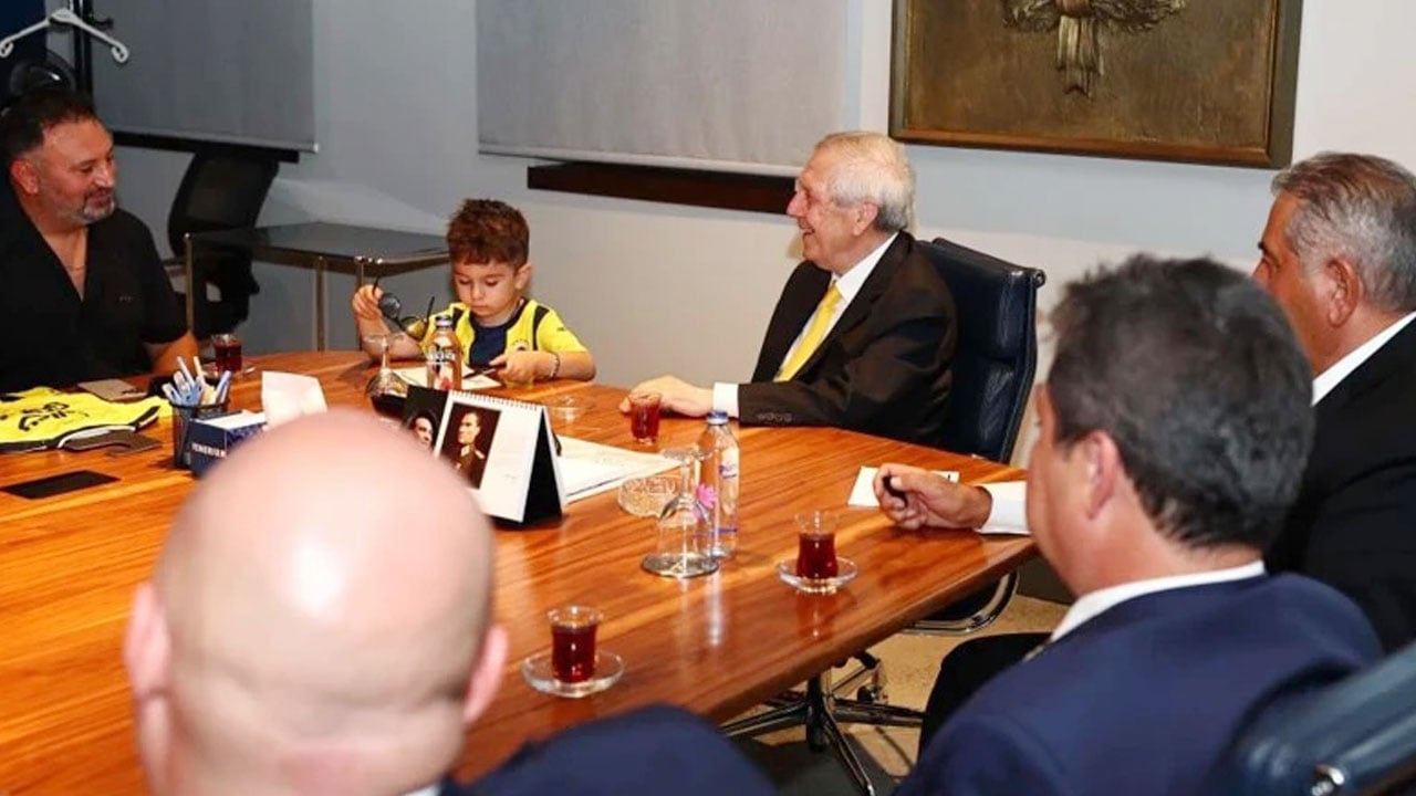 Forması zorla çıkarılan minik Göktuğ, Aziz Yıldırım ile buluştu