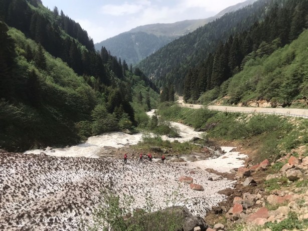 Foto - Fotoğraf çektiren turist dereye düşmüştü! Ekipler aramaya devam ediyor