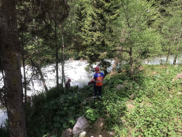 Foto - Fotoğraf çektiren turist dereye düşmüştü! Ekipler aramaya devam ediyor
