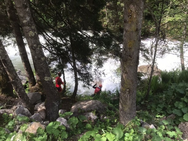 Foto - Fotoğraf çektiren turist dereye düşmüştü! Ekipler aramaya devam ediyor