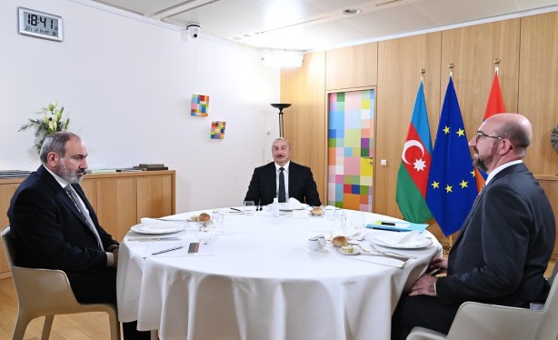 Foto - Fotoğraftaki detay dikkat çekti: Paşinyan dertli Aliyev gururlu!