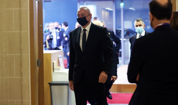 Foto - Fotoğraftaki detay dikkat çekti: Paşinyan dertli Aliyev gururlu!