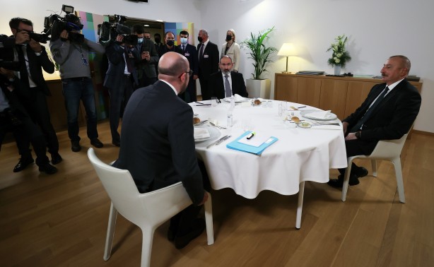 Foto - Fotoğraftaki detay dikkat çekti: Paşinyan dertli Aliyev gururlu!