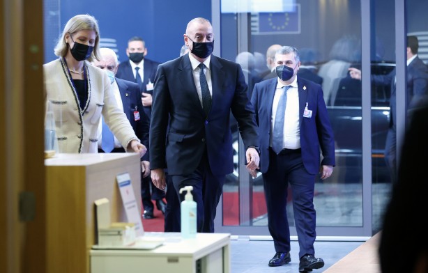 Foto - Fotoğraftaki detay dikkat çekti: Paşinyan dertli Aliyev gururlu!