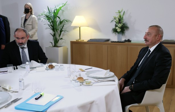 Foto - Fotoğraftaki detay dikkat çekti: Paşinyan dertli Aliyev gururlu!