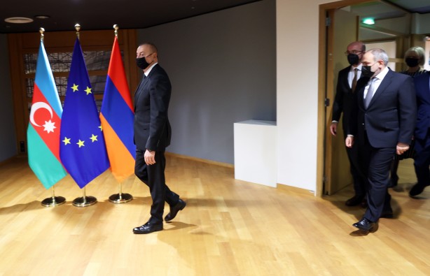 Foto - Fotoğraftaki detay dikkat çekti: Paşinyan dertli Aliyev gururlu!