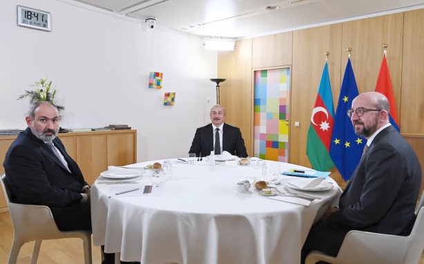 Foto - Fotoğraftaki detay dikkat çekti: Paşinyan dertli Aliyev gururlu!