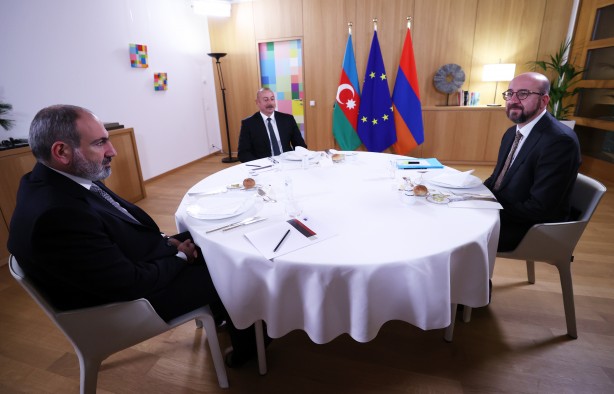 Foto - Fotoğraftaki detay dikkat çekti: Paşinyan dertli Aliyev gururlu!