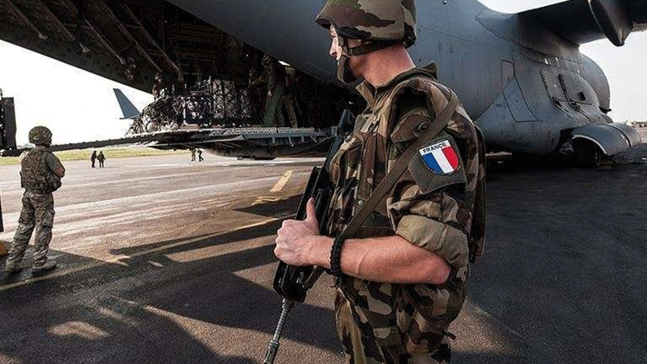 Foto - Bir sömürge imparatorluğunun sonu: Fransa bir ülkeden daha kovuldu!