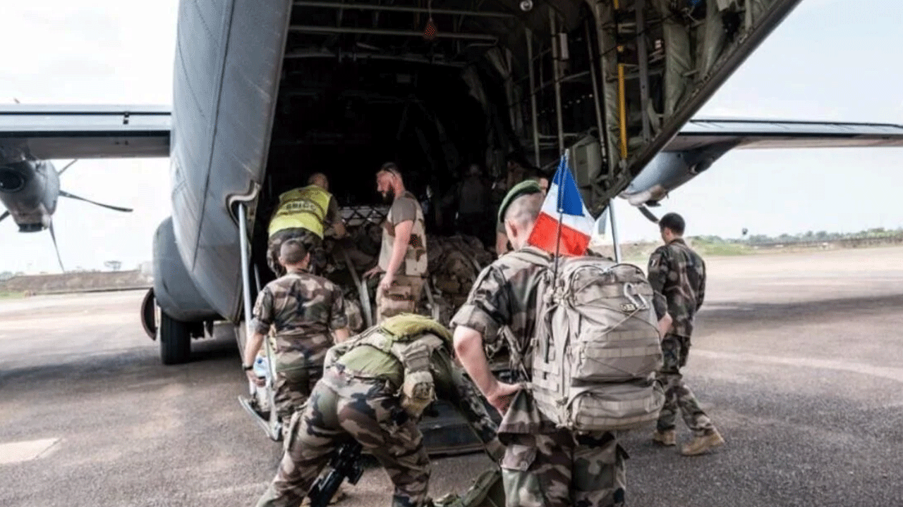 Bir sömürge imparatorluğunun sonu: Fransa bir ülkeden daha kovuldu!