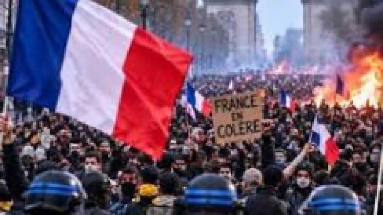 Foto - Fransa eylemlerinde ibretlik pankart: "Soykırımlar yerine liseleri finanse edin"