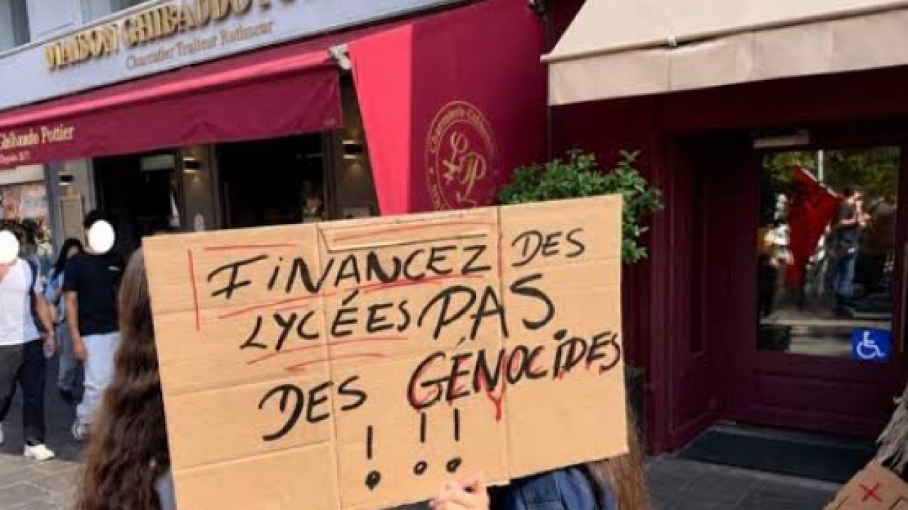 Foto - Fransa eylemlerinde ibretlik pankart: "Soykırımlar yerine liseleri finanse edin"