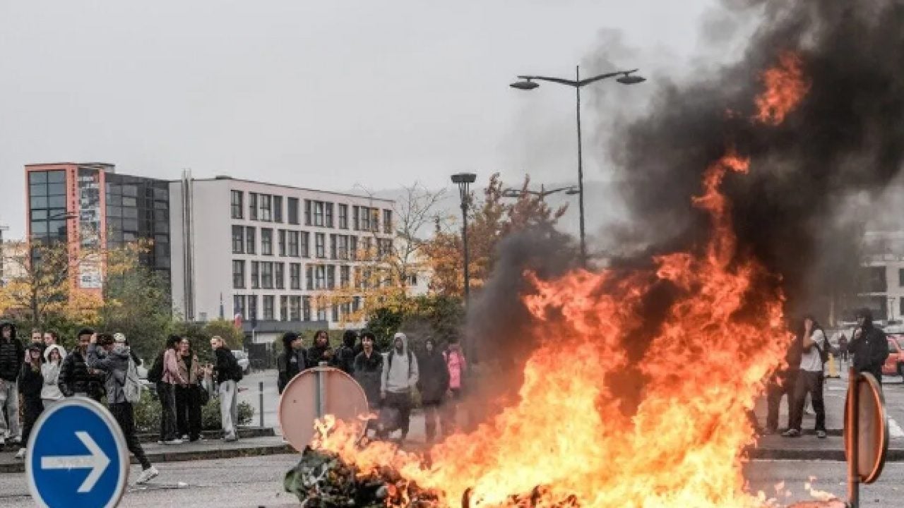 Foto - Fransa eylemlerinde ibretlik pankart: "Soykırımlar yerine liseleri finanse edin"