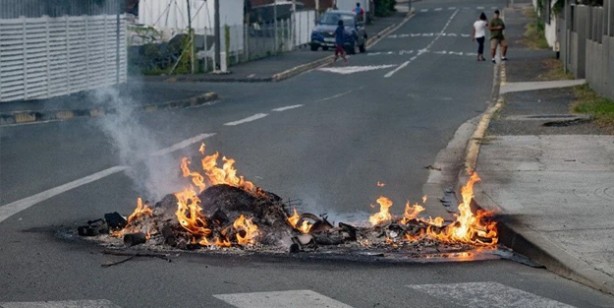 Foto - Fransa hükümeti protesto: Olay anına ait görüntüler, önemli açıklamalar! Sokağa çıkma yasağı ilan edildi
