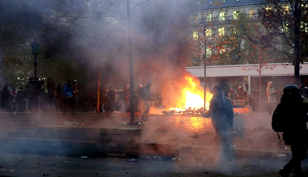 Foto - Fransa sokakları savaş alanına döndü