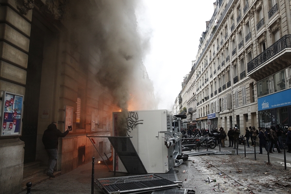 Foto - Fransa sokakları savaş alanına döndü