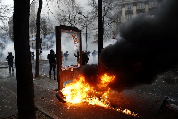 Foto - Fransa sokakları savaş alanına döndü