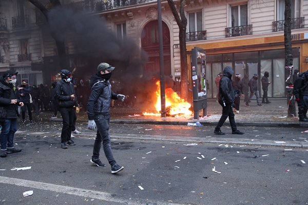Foto - Fransa sokakları savaş alanına döndü