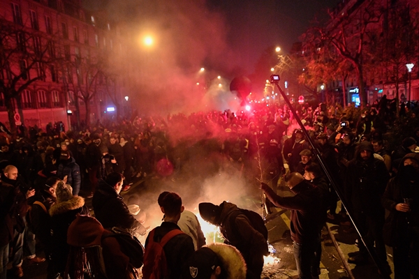 Foto - Fransa sokakları savaş alanına döndü