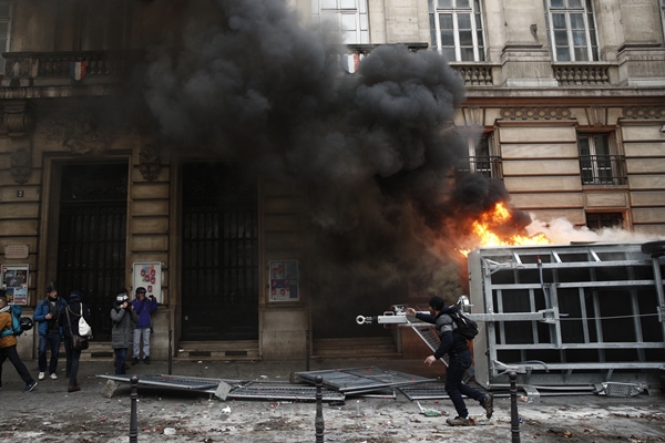 Foto - Fransa sokakları savaş alanına döndü