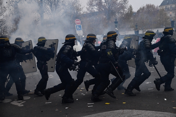 Foto - Fransa sokakları savaş alanına döndü