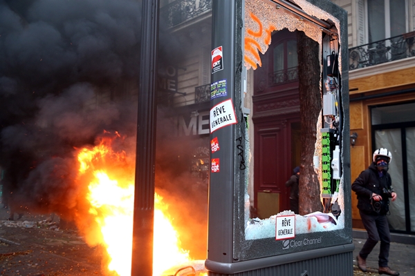 Foto - Fransa sokakları savaş alanına döndü