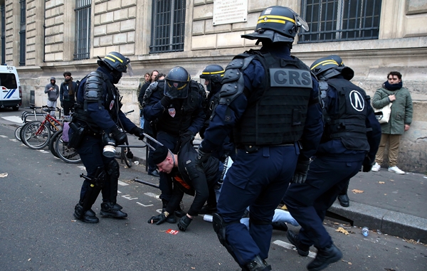 Foto - Fransa sokakları savaş alanına döndü