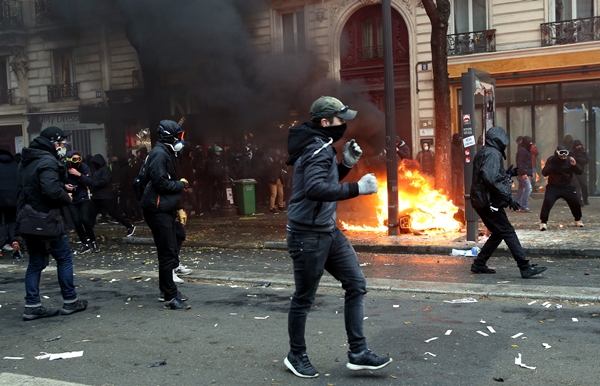 Foto - Fransa sokakları savaş alanına döndü