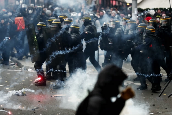 Foto - Fransa sokakları savaş alanına döndü