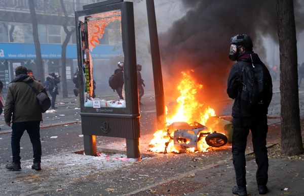 Foto - Fransa sokakları savaş alanına döndü
